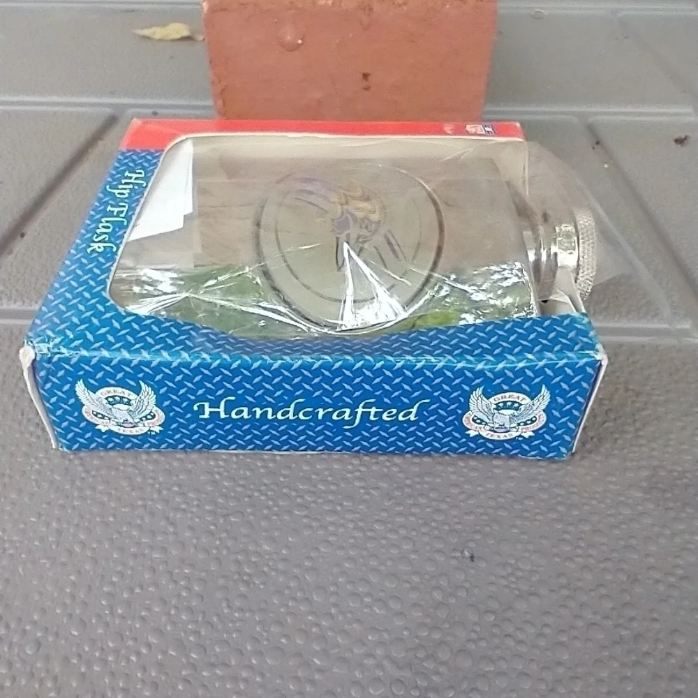 Stainless steel 6 oz. Hip flask. See pics for full - Picture 8 of 12